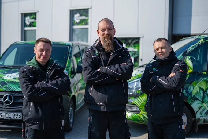 Team Evergreen Energiesysteme – Techniker vor Firmenfahrzeugen, Osnabrück